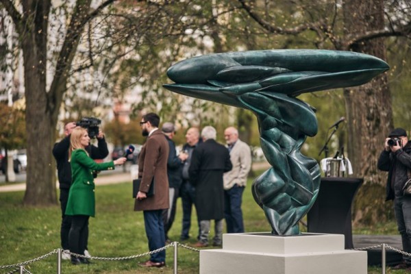 Skvělé novinky: Představujeme sochu "Nad Zemí, 2014" od Tonyho Cragga