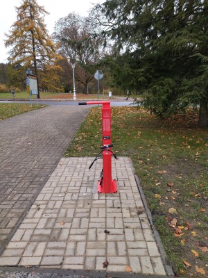 Stojan na zavěšení kola s pumpou a základní sadou nástrojů na opravu.