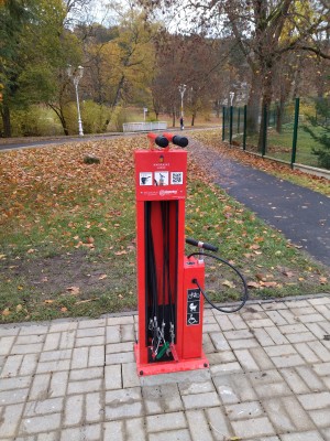 Stojan na zavěšení kola s pumpou a základní sadou nástrojů na opravu.