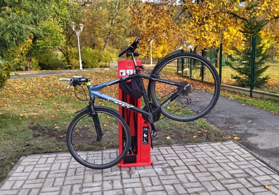 Stojan na zavěšení kola s pumpou a základní sadou nástrojů na opravu.